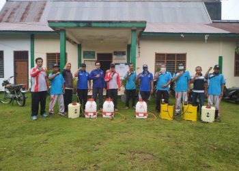 Cegah Covid-19 Anggota Dewan Muarojambi Sulaiman Lakukan Penyemprotan Disinfektan di Desa Suka Maju