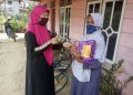 Cik Marleni Bagikan Sembako Kepada Masyarakat Terdampak Covid-19