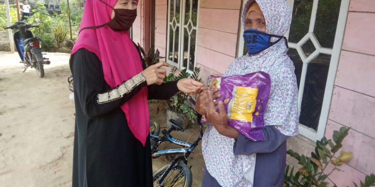 Cik Marleni Bagikan Sembako Kepada Masyarakat Terdampak Covid-19