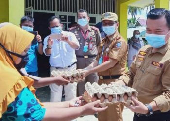 Bupati H Al Haris Salurkan Bantuan Dampak Covid-19 di Lima Kelurahan Kecamatan Tabir