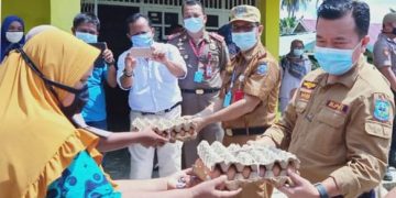 Bupati H Al Haris Salurkan Bantuan Dampak Covid-19 di Lima Kelurahan Kecamatan Tabir