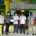 Kades Sungai Tering Dampingi Ketua LMPP Tanjabtim Serahkan Baju APD di Puskesmas