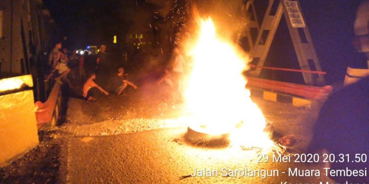 Masyarakat Tertembak,Warga Karmen Blokir Jembatan Sarolangun Jambi