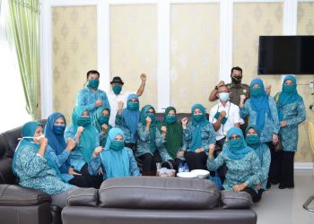 TP-PKK Kabupaten dan TP-PKK Kecamatan Sekabupaten Bagikan Ribuan Masker secara serentak