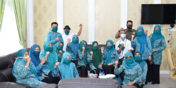 TP-PKK Kabupaten dan TP-PKK Kecamatan Sekabupaten Bagikan Ribuan Masker secara serentak