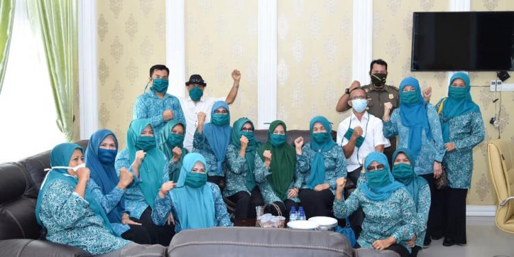 TP-PKK Kabupaten dan TP-PKK Kecamatan Sekabupaten Bagikan Ribuan Masker secara serentak