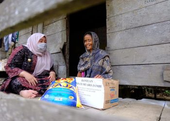Bupati Masnah Terus Peduli Masyarakat dengan Berikan Bantuan