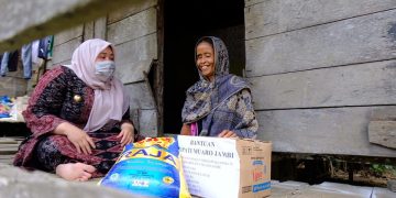 Bupati Masnah Terus Peduli Masyarakat dengan Berikan Bantuan