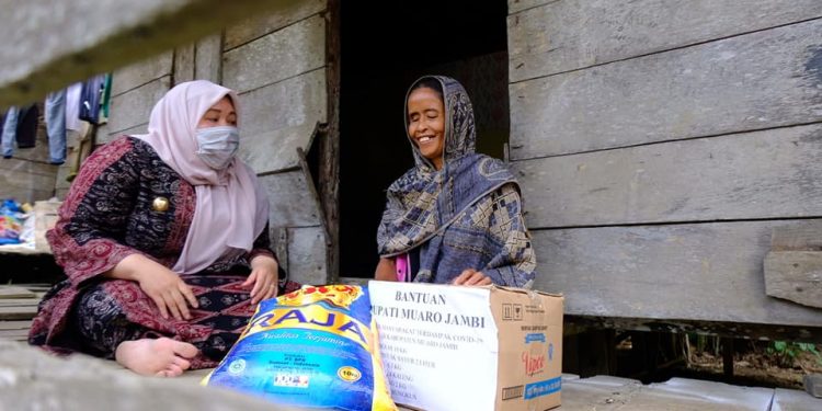 Bupati Masnah Terus Peduli Masyarakat dengan Berikan Bantuan