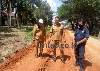 Albert : Pekerjaan Bahu Jalan Teluk Dawan – Teluk Buan Utamakan Mutu