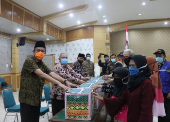 Bupati Safrial Langsung Distribusikan Bantuan Sembako dari Petrochina untuk Masyarakat