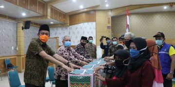 Bupati Safrial Langsung Distribusikan Bantuan Sembako dari Petrochina untuk Masyarakat