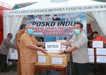 Bupati Safrial Salurkan Bantauan APD Untuk Penanganan Covid-19