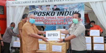 Bupati Safrial Salurkan Bantauan APD Untuk Penanganan Covid-19
