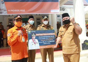 Bupati Safrial Dampingi Gubernur Fachrori Serahkan Bantuan JPS
