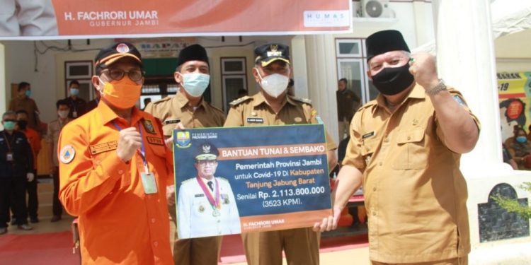 Bupati Safrial Dampingi Gubernur Fachrori Serahkan Bantuan JPS