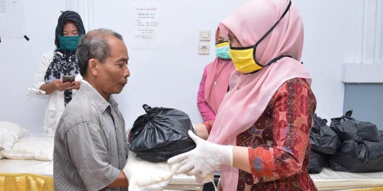 TP-PKK Batanghari Berikan Bantuan Sembako ke Masyarakat Terdampak Wabah Covid-19