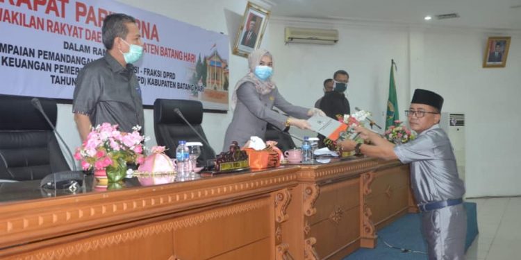 Bupati Batanghari Hadiri Rapat Paripurna Penyampaian Pemandangan Umum Fraksi DPRD