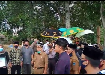 Sekda Batanghari Beri Penghormatan Kepada Almarhumah  HJ, Sofia Joesoef