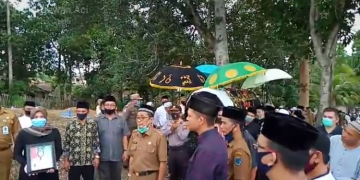 Sekda Batanghari Beri Penghormatan Kepada Almarhumah  HJ, Sofia Joesoef