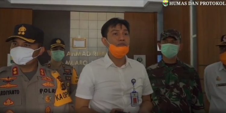 Sekda Fadhil Arief didampingi Kapolres Muarojambi Tinjau Ruang Isolasi RSUD Ahmad Ripin Muarojambi