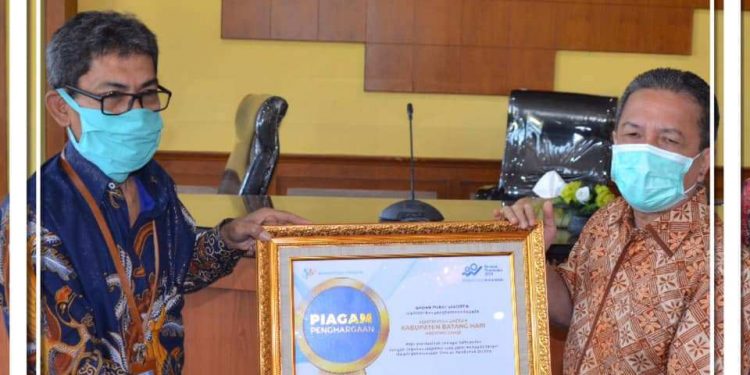 BPS RI Berikan Penghargaan Kepada Bupati Batanghari