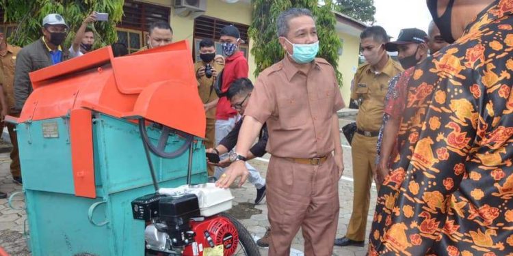 Bupati Syahirsah Hadiri Penyerahan Bantuan 24 Mesin Pertanian Kepada 22 Kelompok Tani