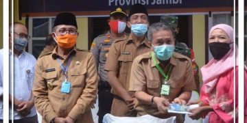 Bupati Syahirsah Dampingi Gubernur Jambi Menyerahkan Bantuan  Covid-19