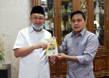 Aktivis muda ini Sampaikan Pandangan Politik dan Aspirasi Rakyat Kepada H. Cek Endra Melalui Buku.