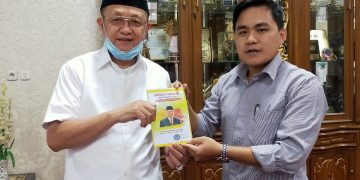 Aktivis muda ini Sampaikan Pandangan Politik dan Aspirasi Rakyat Kepada H. Cek Endra Melalui Buku.