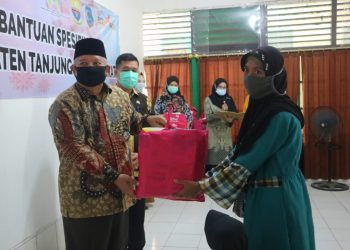 Bupati Tanjab Barat Serahkan Bantuan Spesifik Perempuan Dan Anak