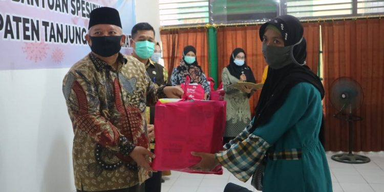 Bupati Tanjab Barat Serahkan Bantuan Spesifik Perempuan Dan Anak