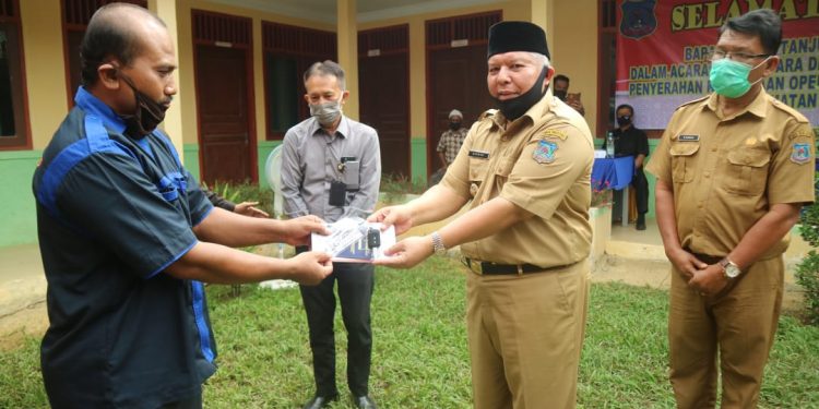 Bupati Safrial Serahkan Bantuan Kendaraan Operasional Inseminasi Buatan