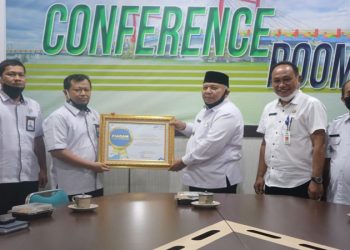 Bupati Tanjab Barat Terima Penghargaan Dari BPS Pusat