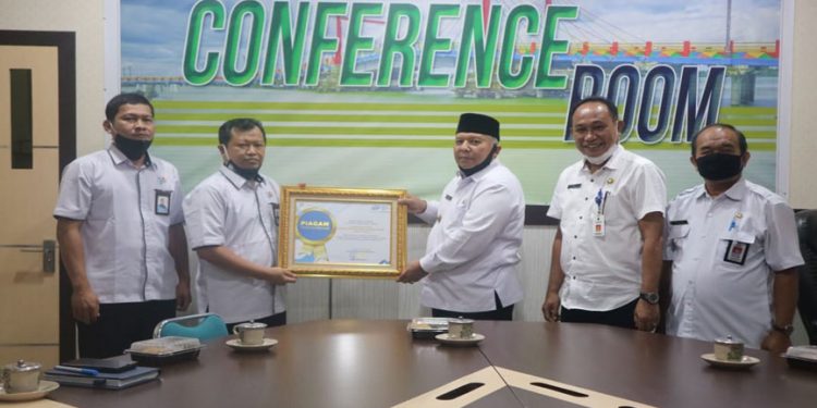 Bupati Tanjab Barat Terima Penghargaan Dari BPS Pusat