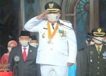 Bupati Tanjab Barat Ikuti Upacara Pengibaran Bendera Merah Putih HUT Ri Ke-75