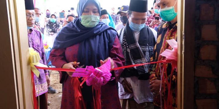 Bupati Masnah Resmikan Program Bedah Rumah dari BAZNAS di Desa Gedung Karya