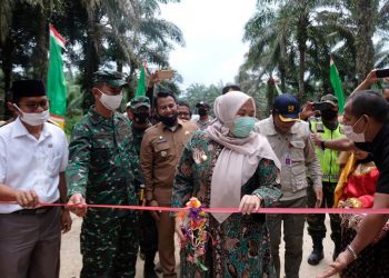 Bupati Masnah Resmikan Pembangunan Akses Jalan Desa Mulya Unit XII Bahar Utara