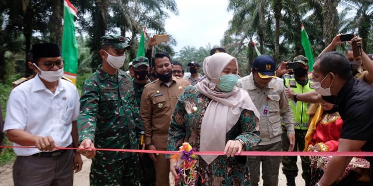 Bupati Masnah Resmikan Pembangunan Akses Jalan Desa Mulya Unit XII Bahar Utara