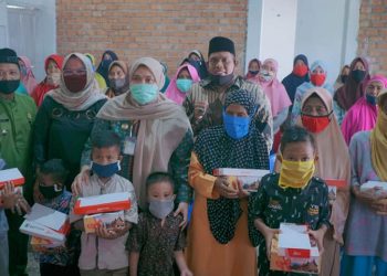 Masnah Busro Bagikan Sembako Untuk Janda dan Anak Yatim di Mendalo Laut