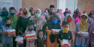 Masnah Busro Bagikan Sembako Untuk Janda dan Anak Yatim di Mendalo Laut