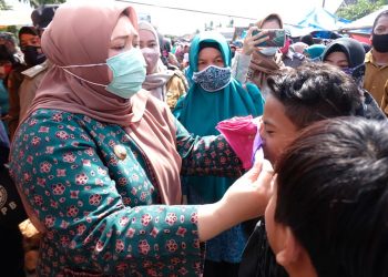 Gebrak Masker, Bupati Masnah Turun di Pasar Sengeti Siapkan 100 Ribu Masker