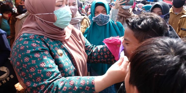Gebrak Masker, Bupati Masnah Turun di Pasar Sengeti Siapkan 100 Ribu Masker