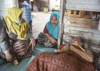 Bupati Masnah Jenguk Warga Yang Sakit di Desa Sarang Burung