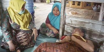 Bupati Masnah Jenguk Warga Yang Sakit di Desa Sarang Burung