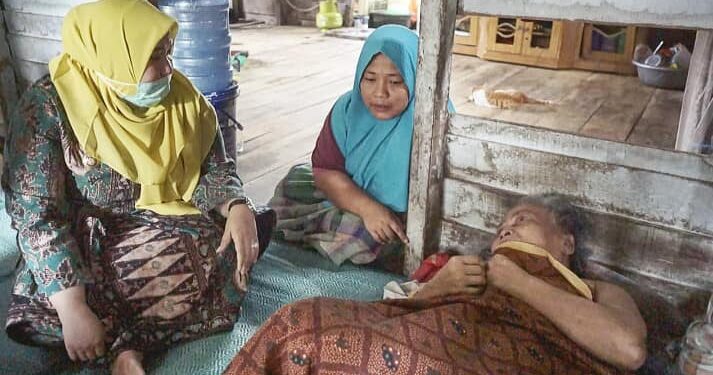Bupati Masnah Jenguk Warga Yang Sakit di Desa Sarang Burung