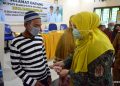 Bupati Masnah Busro Serahkan BLT di Sarang Burung