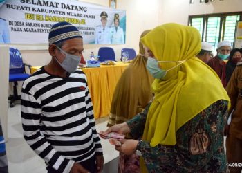 Bupati Masnah Busro Serahkan BLT di Sarang Burung