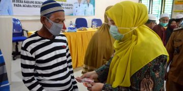 Bupati Masnah Busro Serahkan BLT di Sarang Burung