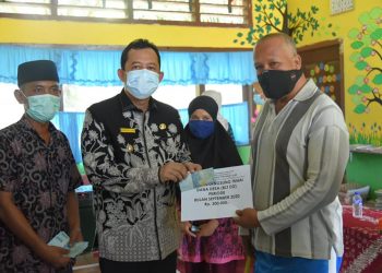 Wabup Muarojambi Serahkan BLT Dana Desa di Jaluko